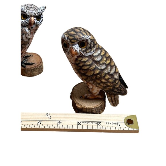 Vintage Set Of 2 Hand Carved and Painted‎ Wood Owl Figurines On Wood Slices - Picture 4 of 10